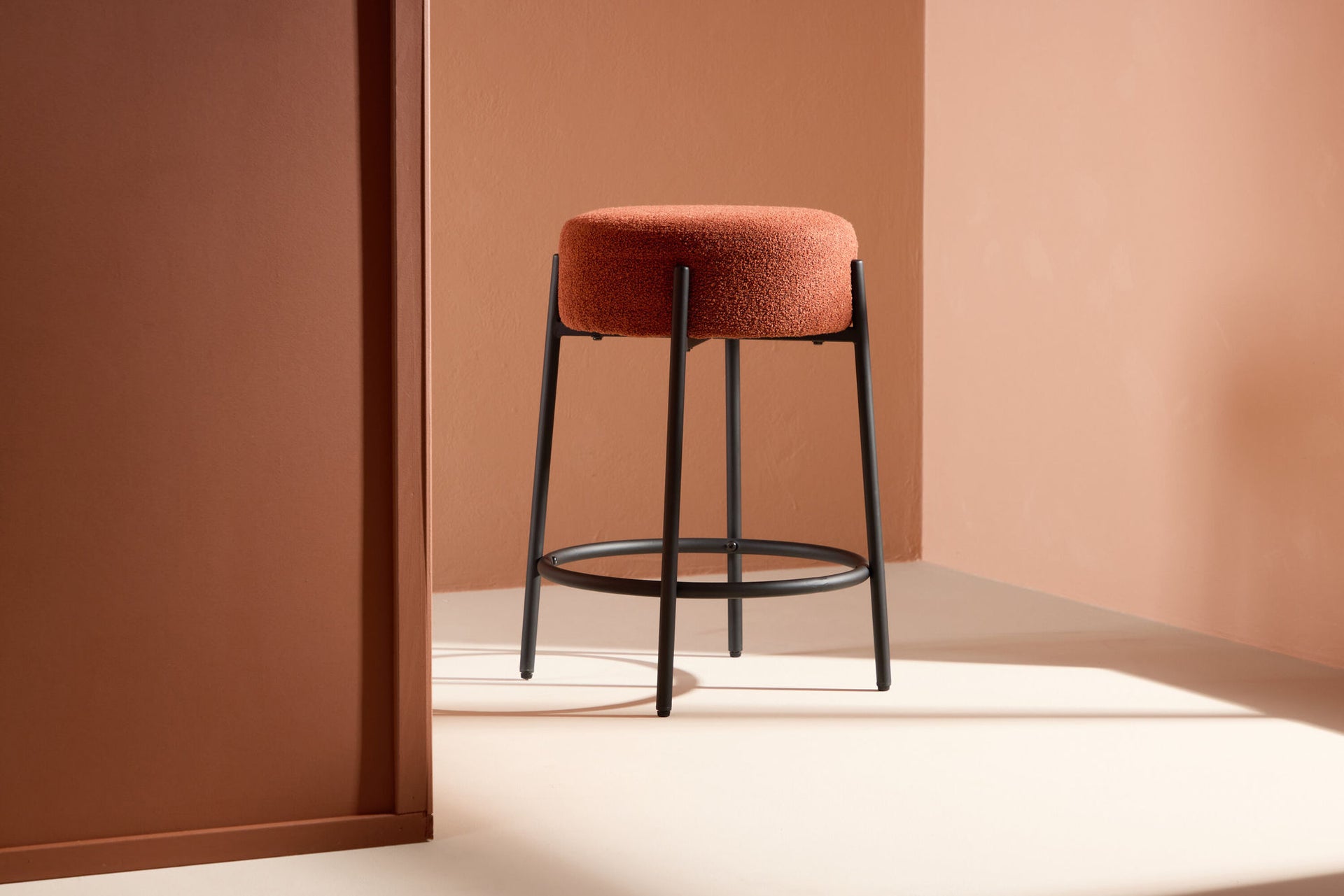 Tucson Barhocker – Schwarze Beine / Rostfarbener Bouclé