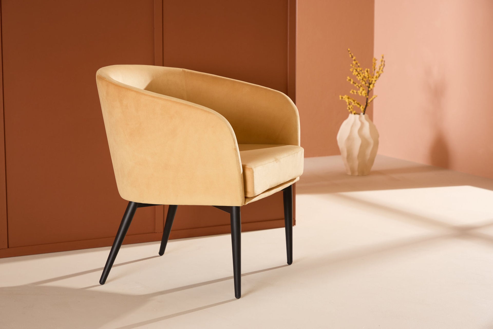 Fluffy Sessel – Schwarze Beine / Gelber Samt