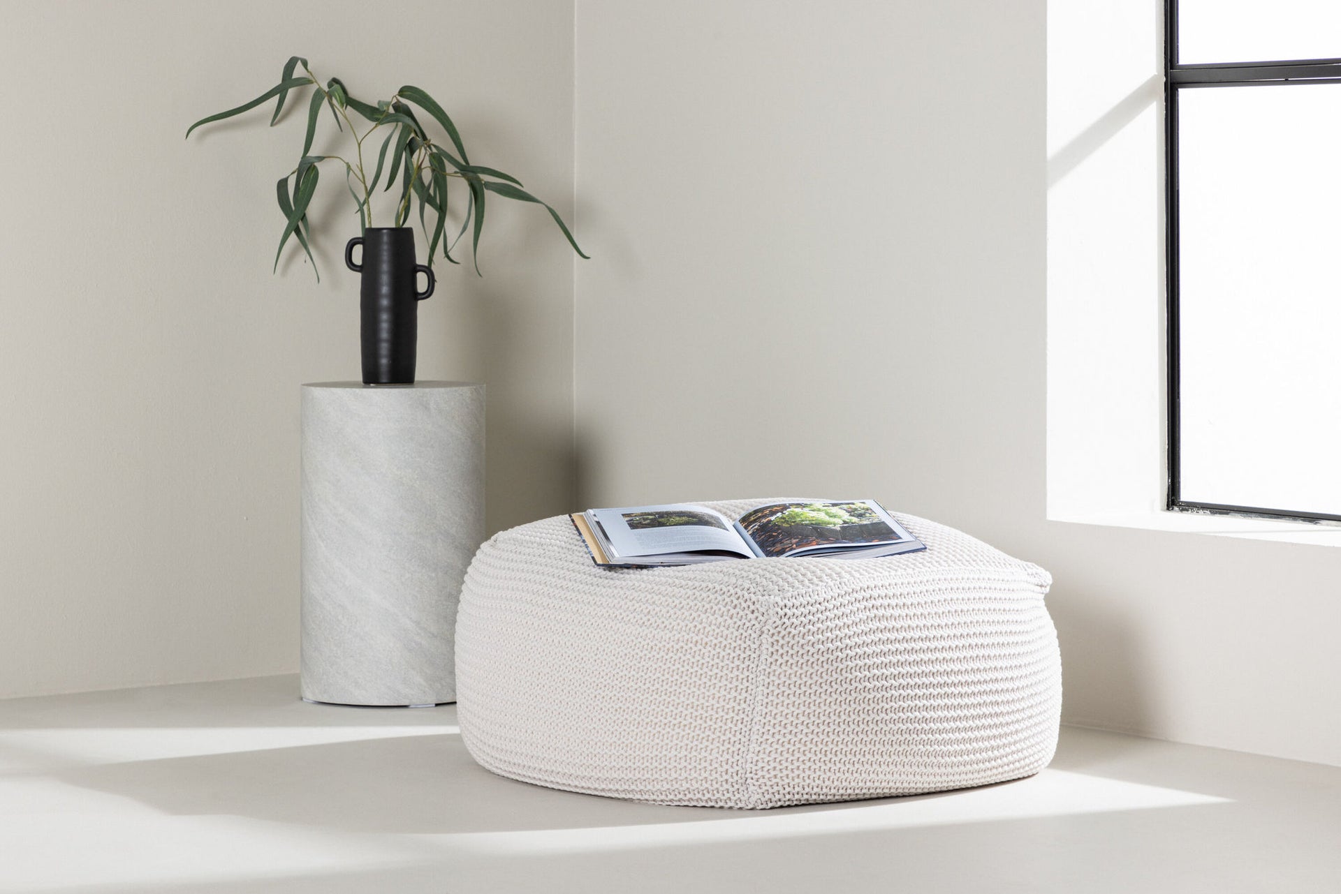 Luca Hocker – 60x60 cm / Creme