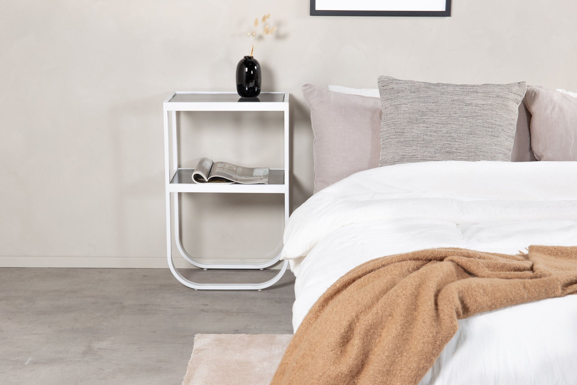 Rocker Nachttisch in Weiß mit grauem Glas