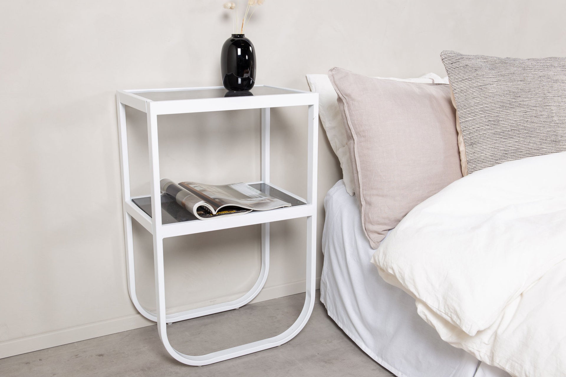 Rocker Nachttisch in Weiß mit grauem Glas