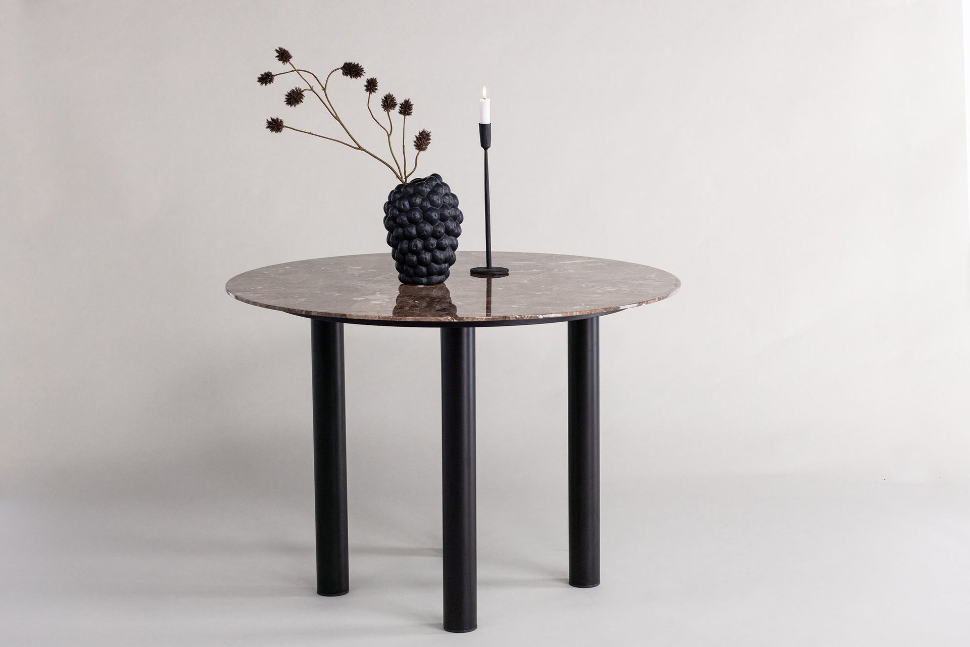 Runder Esstisch Havsten in Mocca mit dunkelgrauer Marmoroptik, Ø 106 cm