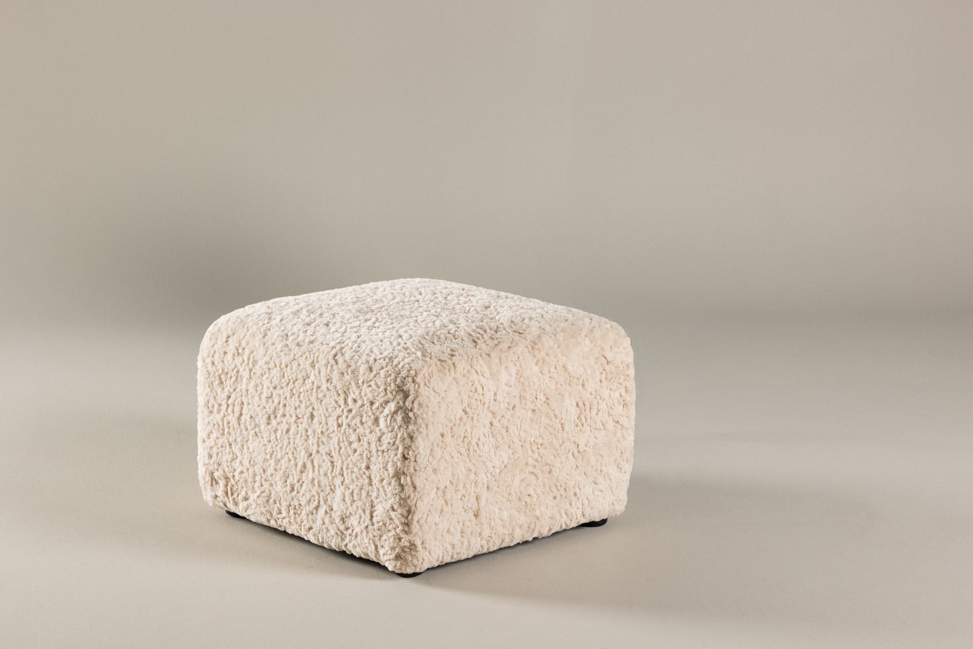 Frankie Hocker 50x50 cm – Beige Kunstfell / FSC®