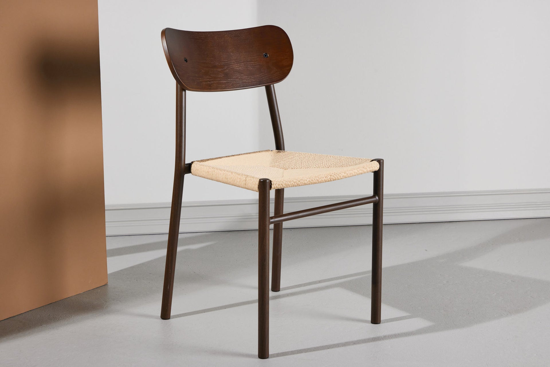 Polly Esszimmerstuhl - Mokka / Sitzfläche aus beigem Seilgeflecht