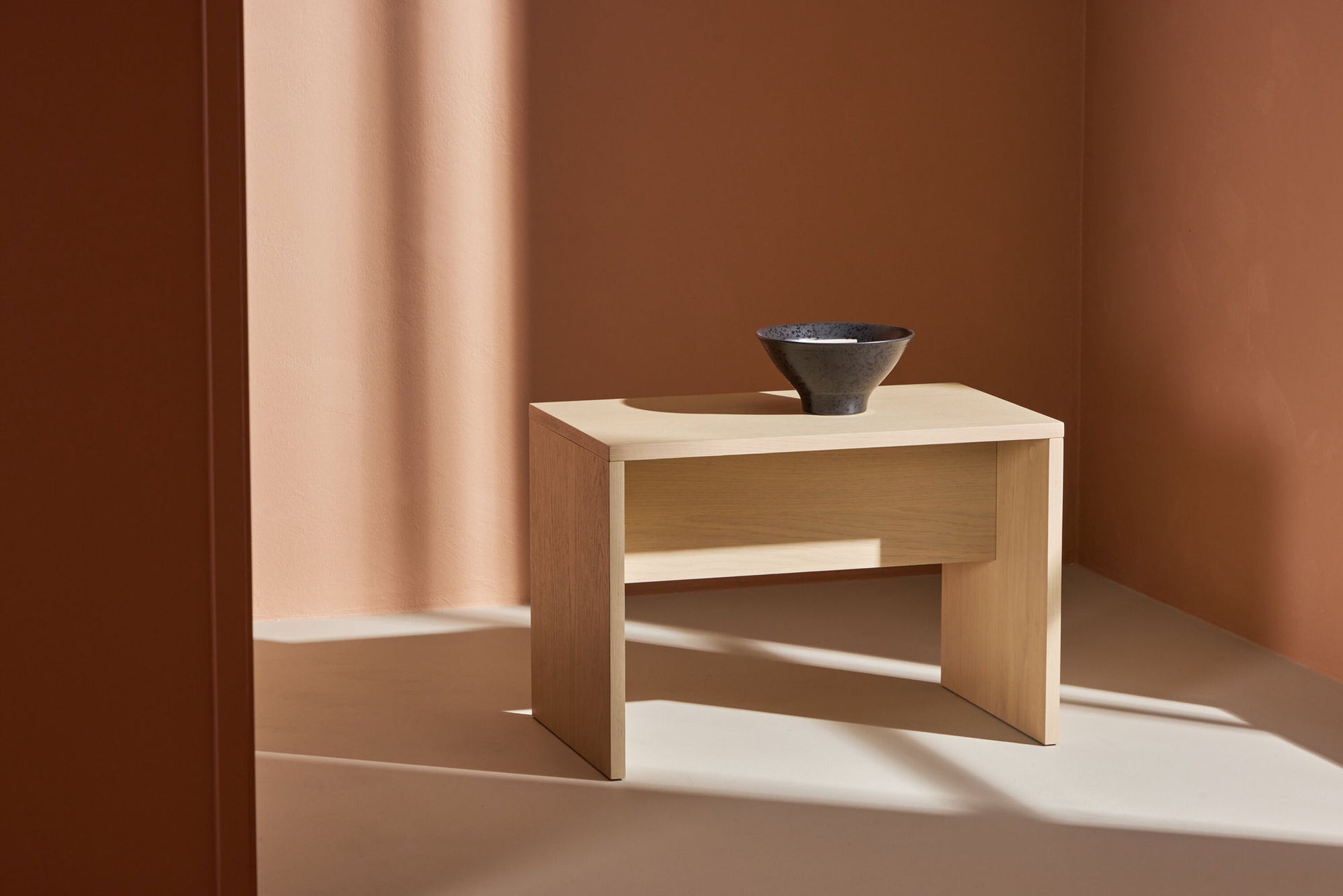 Juni Beistelltisch in weiß gewischt