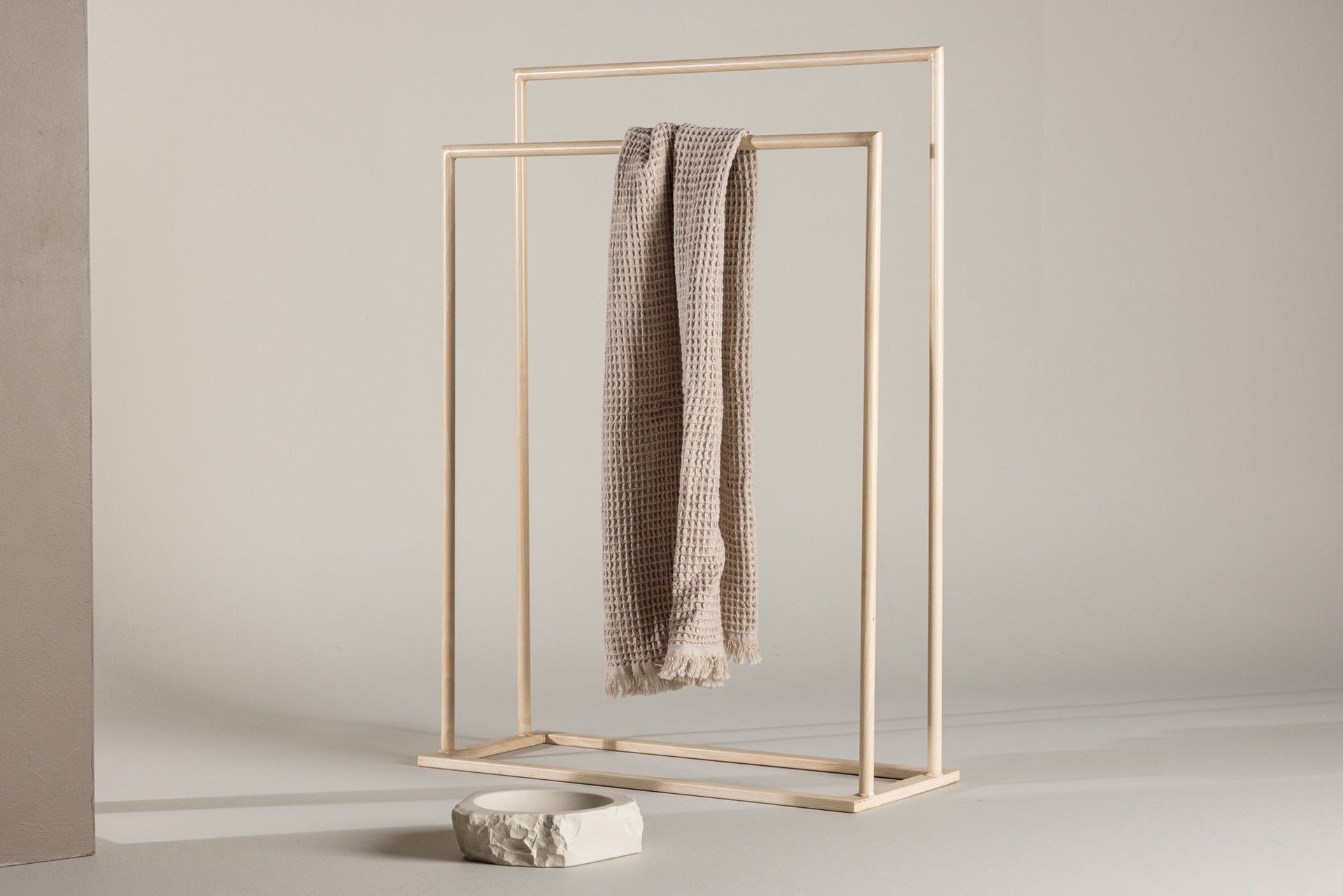 Alva Kleiderständer – Whitewash / Stahl