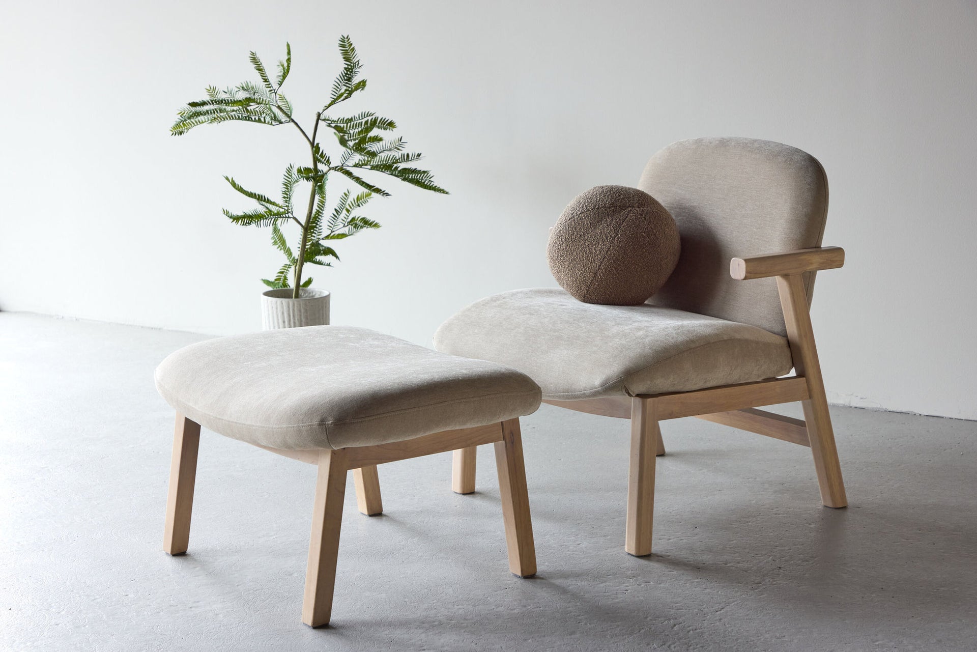 Rile Sessel mit Hocker – Whitewash / Beige