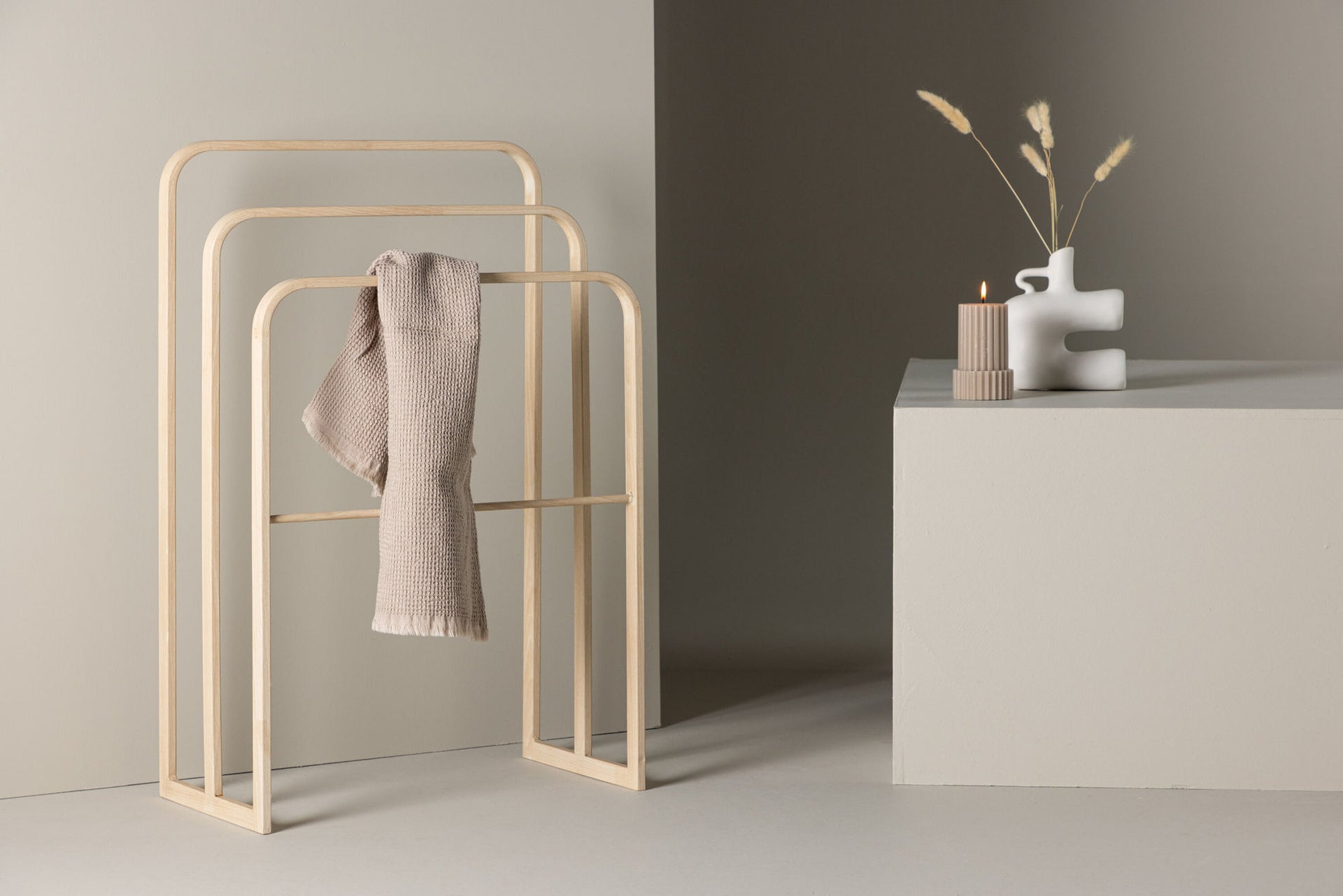 Drammen Kleiderständer – Whitewash / Stahl